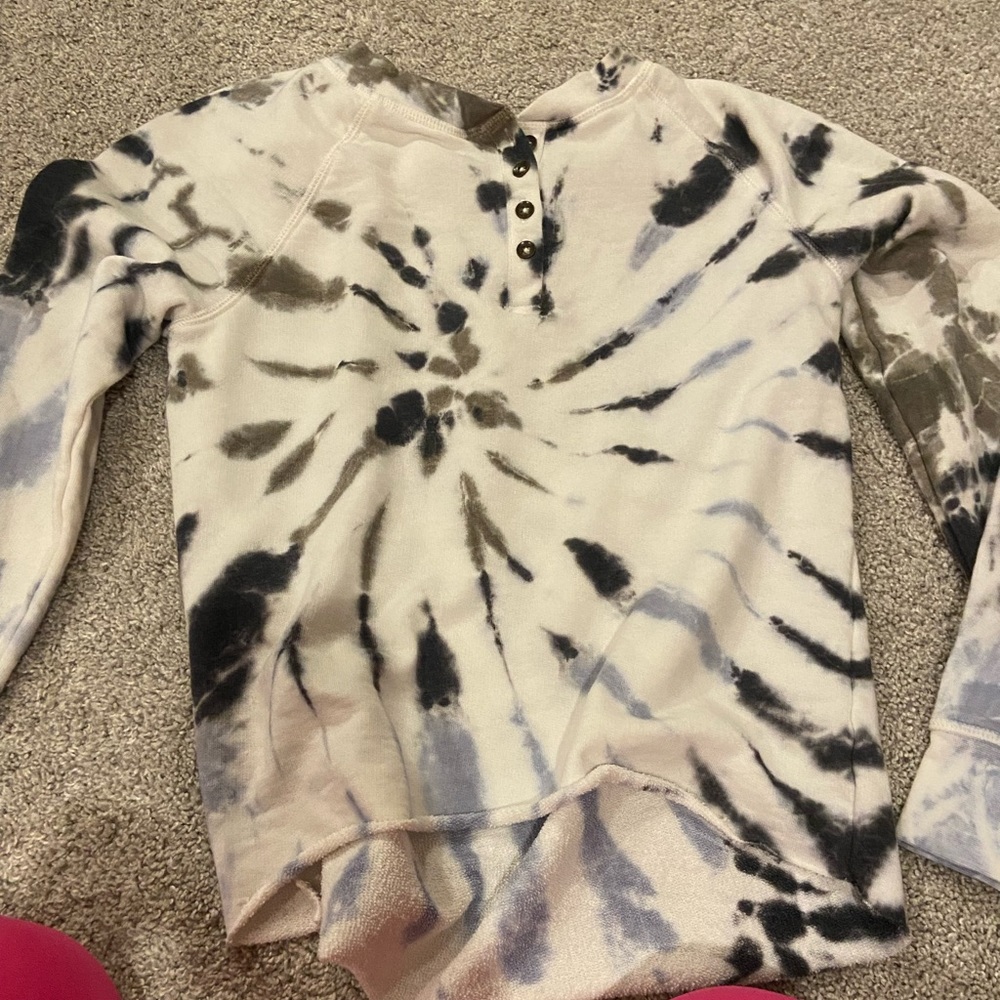 This is a cute little shirt/sweater never been worn